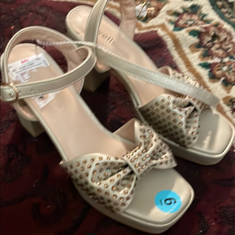 Wells Fountn  Elegant Beige Bow Wedges